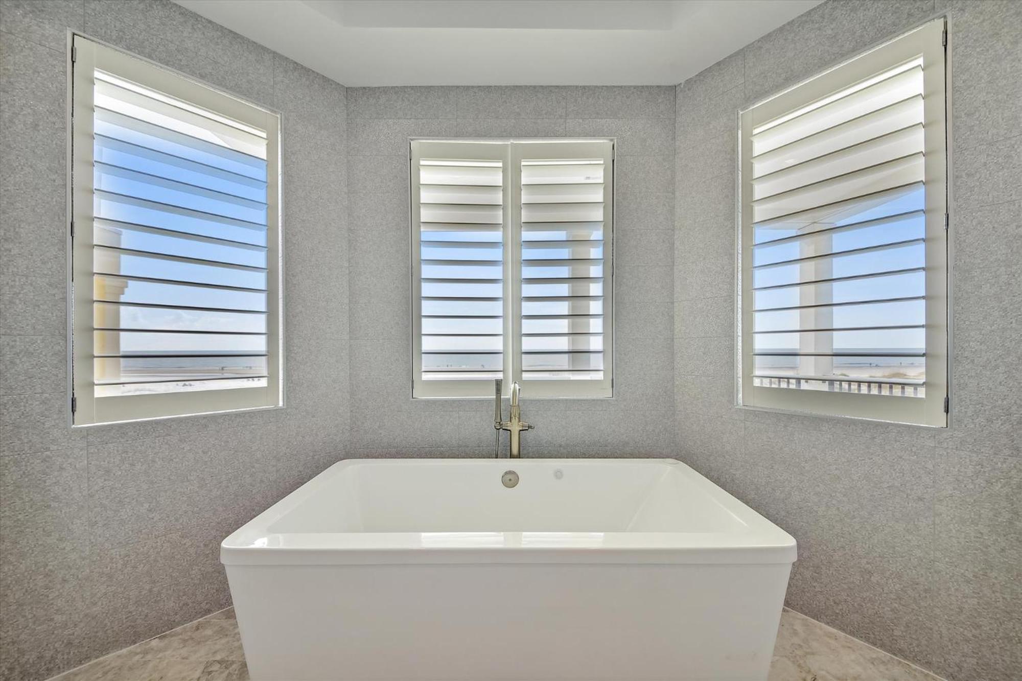 10 Collier Beach- Oceanfront, Private Access, Heatable Pool, Free Activities Included