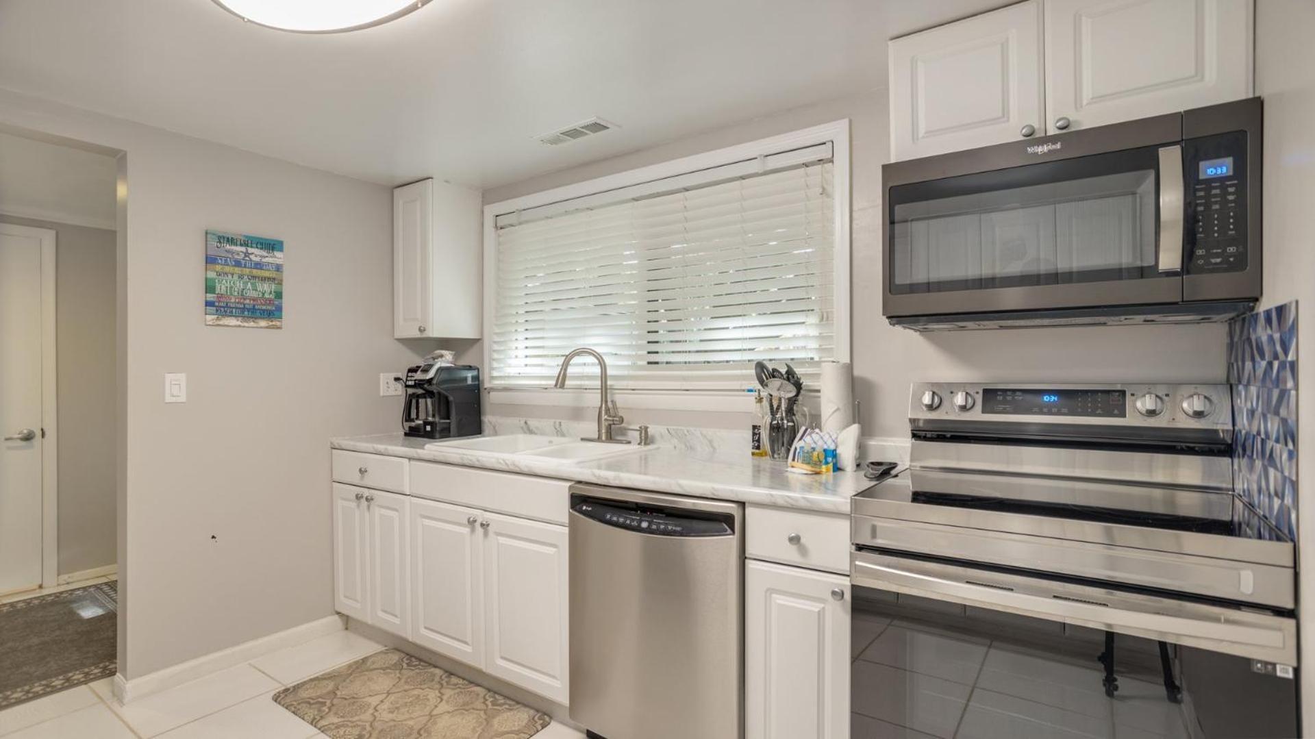 Pet Friendly, Private Deck, Coastal Villa *