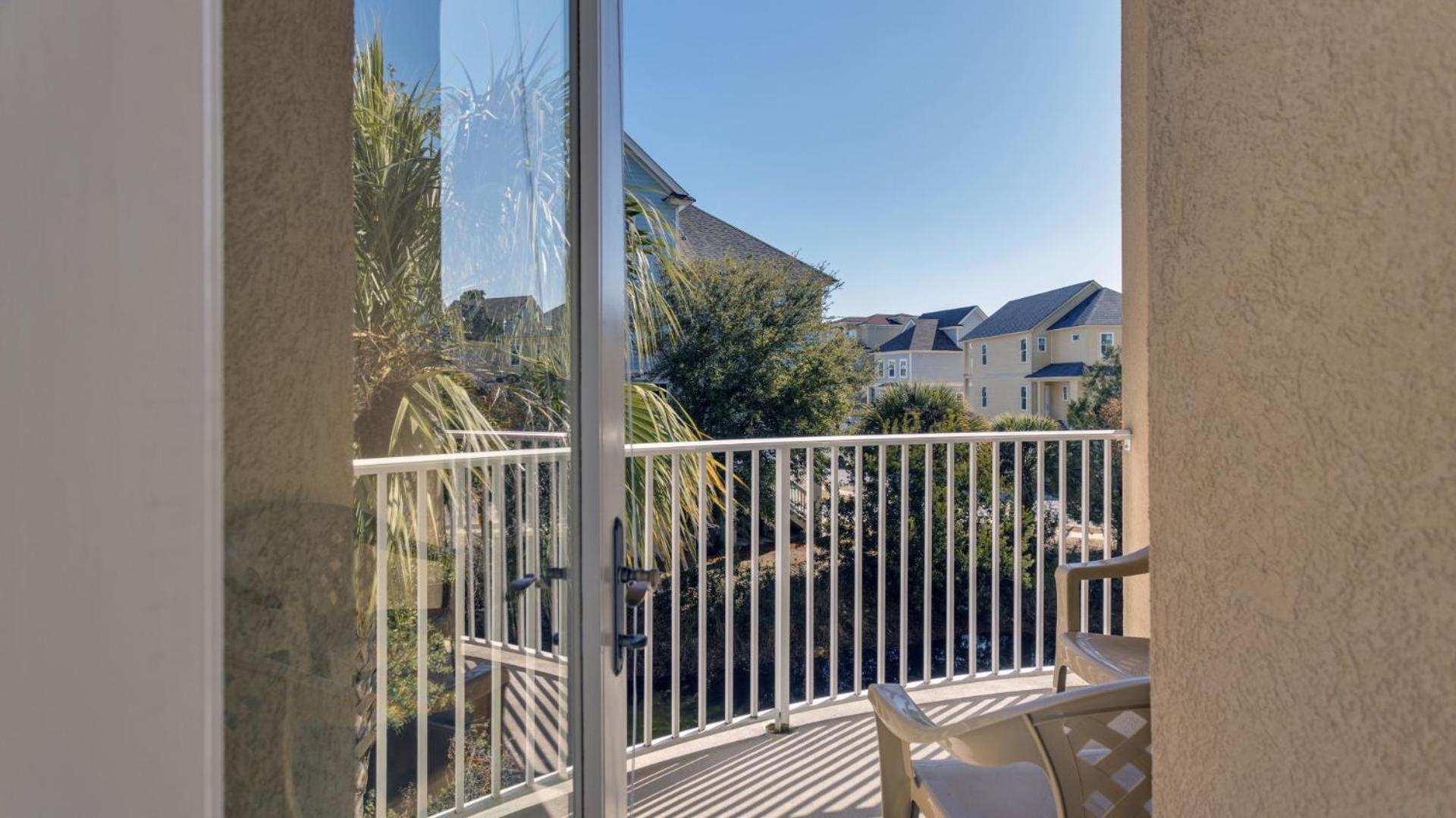 Family Getaway, Walk To Beach, Balcony * Hilton Head Island