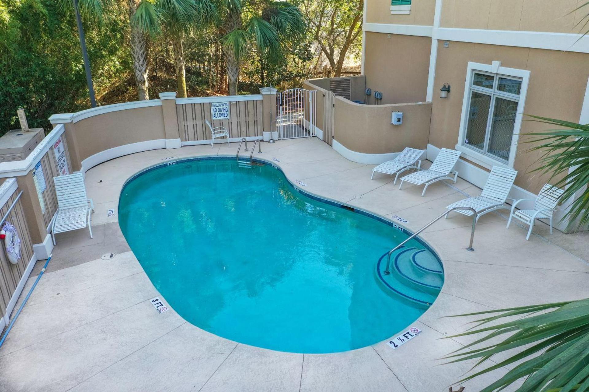 Family Getaway, Walk To Beach, Balcony Hilton Head Island