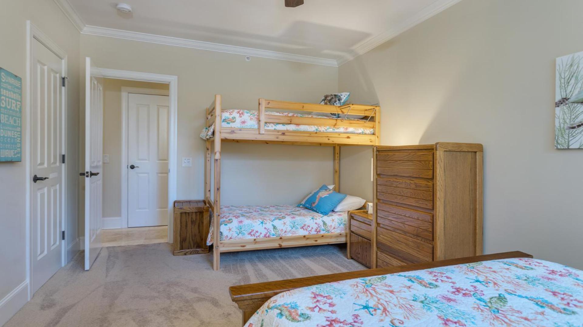 Villa Family Getaway, Walk To Beach, Balcony