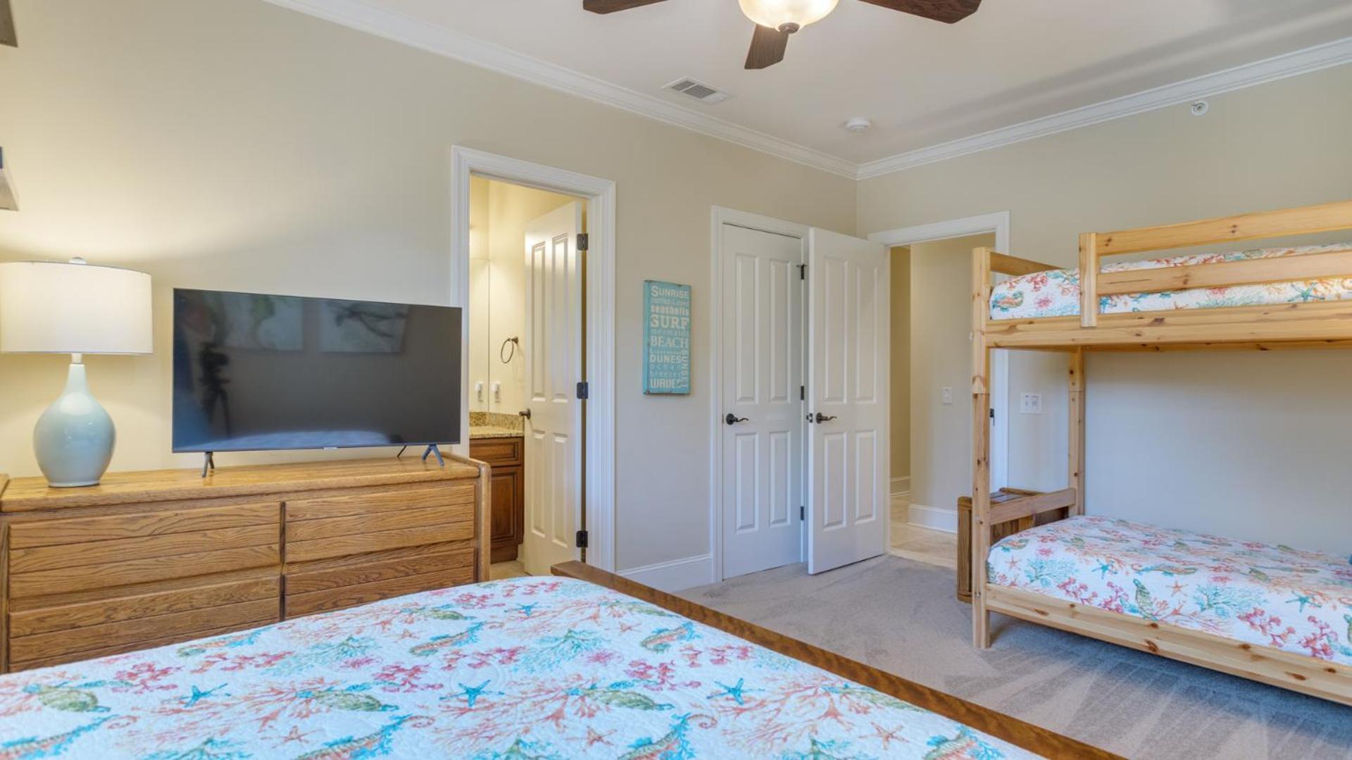 Family Getaway, Walk To Beach, Balcony * Hilton Head Island