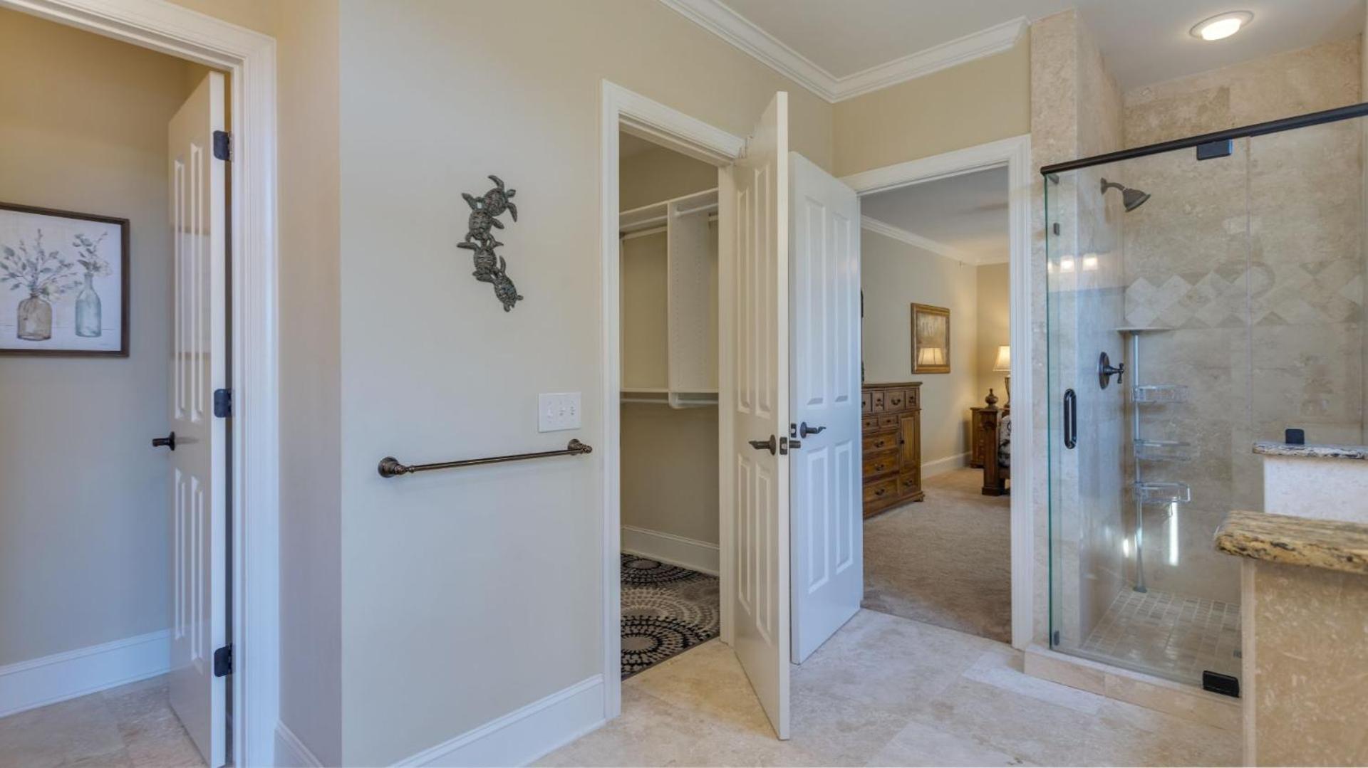 Family Getaway, Walk To Beach, Balcony Villa