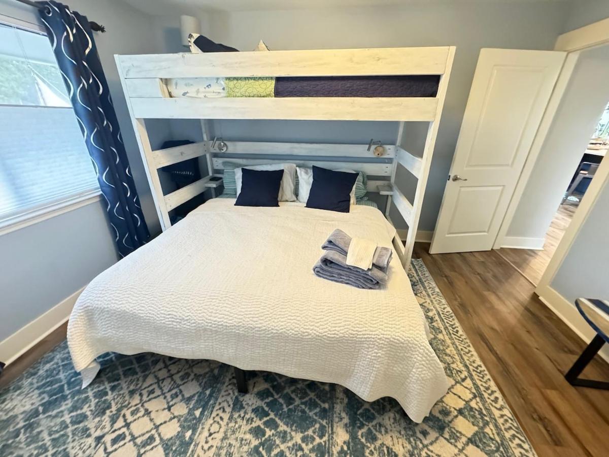 Holiday home Steps To 3 Bed 2 Bath With Private Pool *