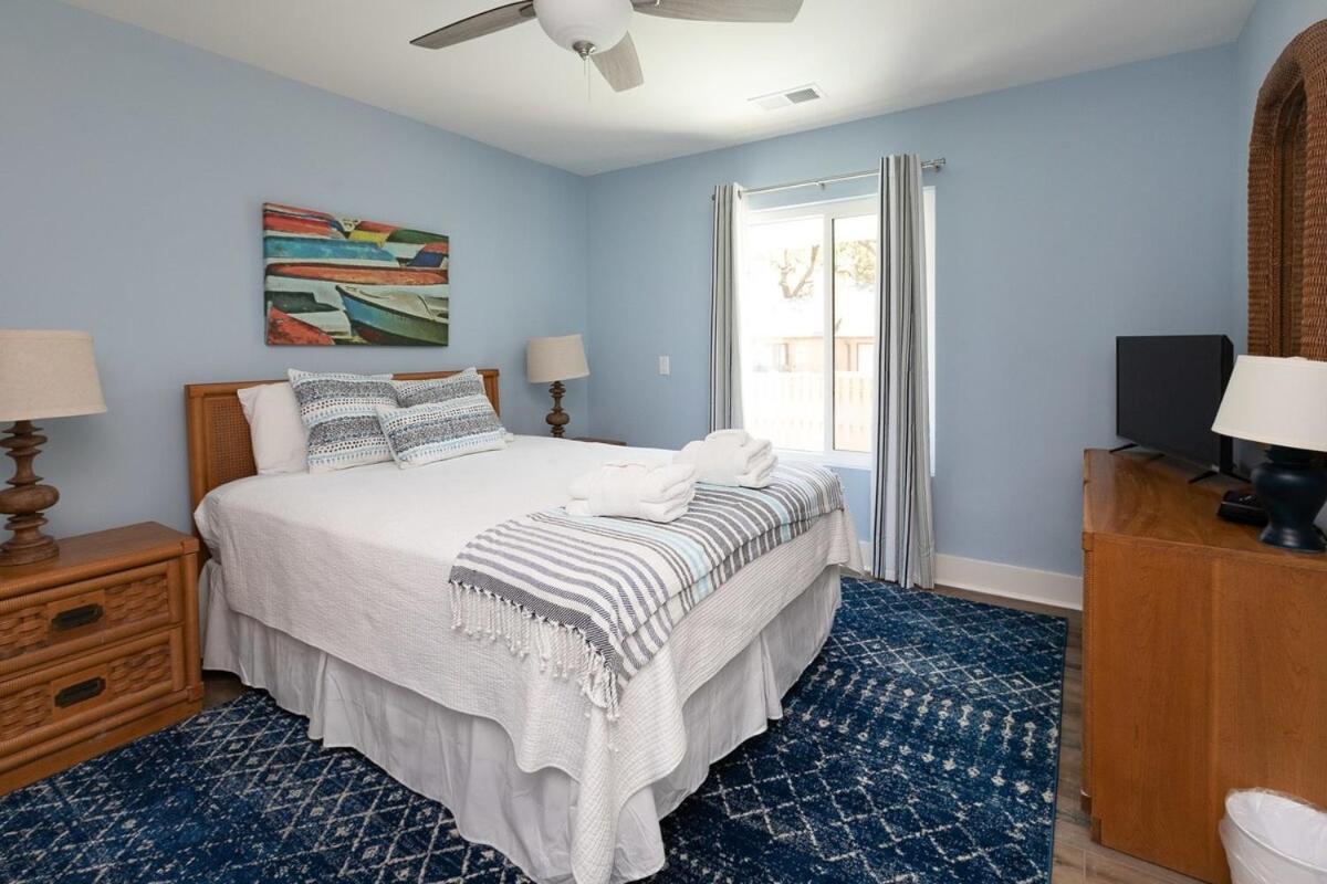Holiday home Steps To 3 Bed 2 Bath With Private Pool *