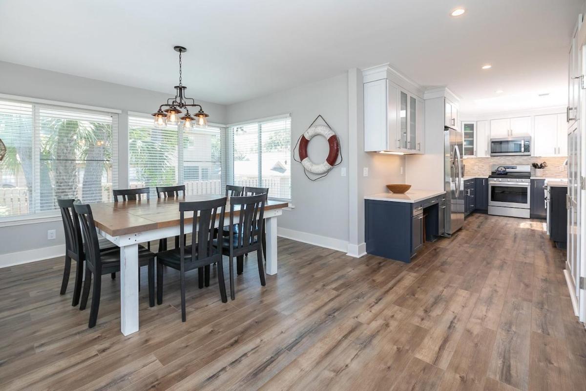 Steps To 3 Bed 2 Bath With Private Pool Holiday home