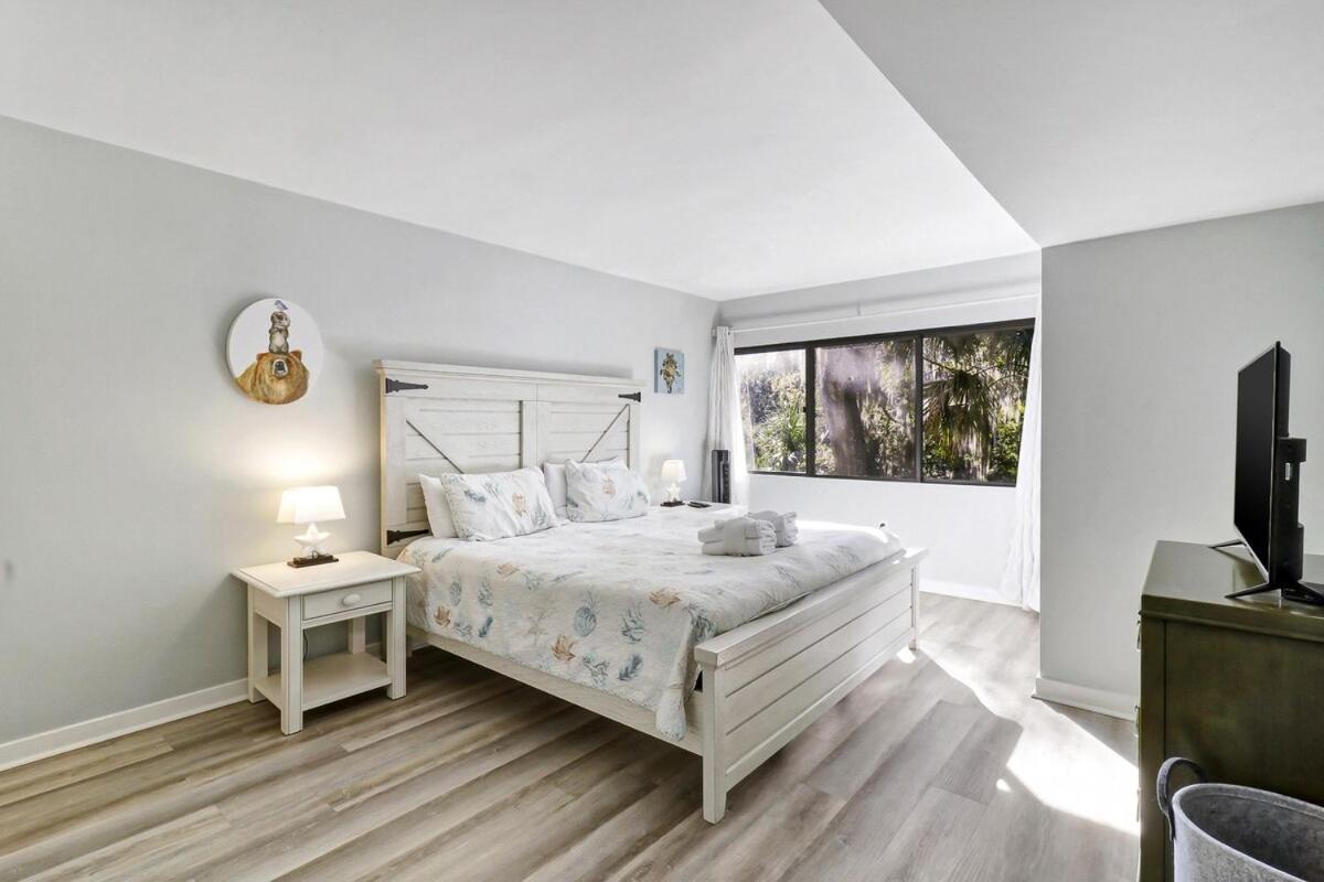 Poolside 2 Bed 2 & One Half Bath-pet Friendly Holiday home *
