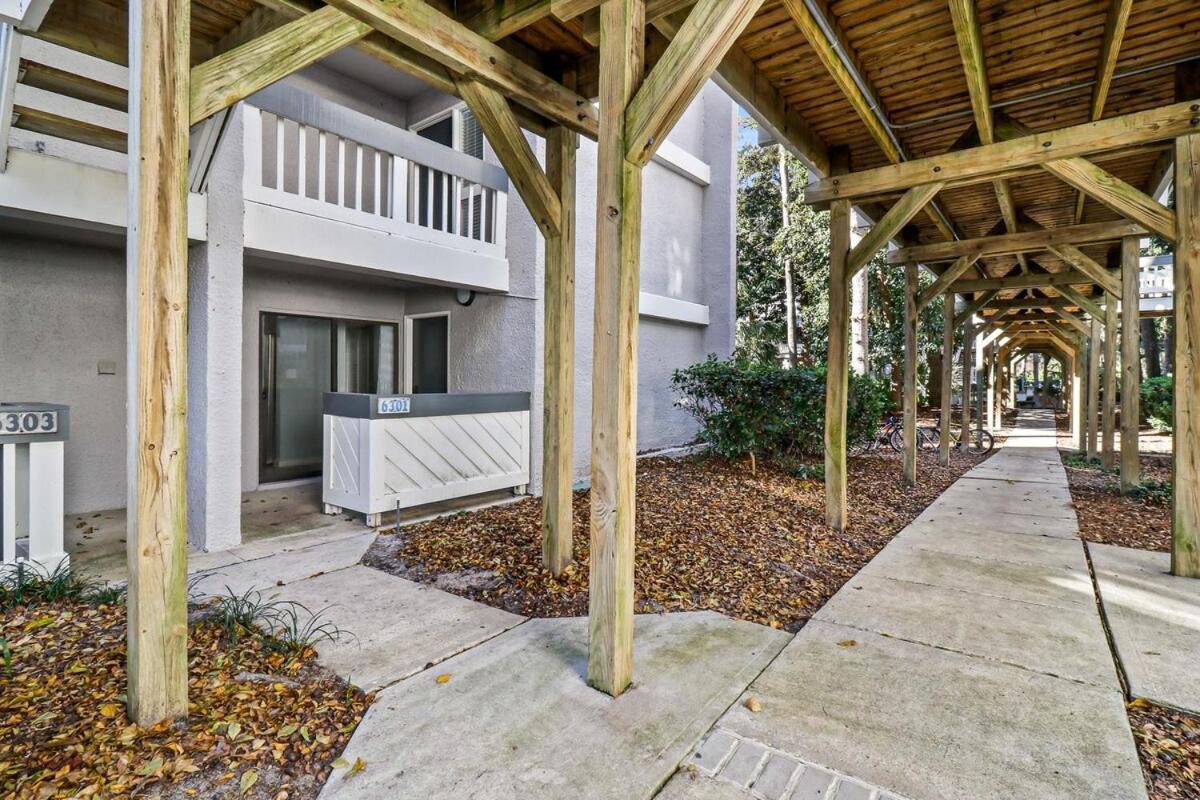 Poolside 2 Bed 2 & One Half Bath-pet Friendly Holiday home *