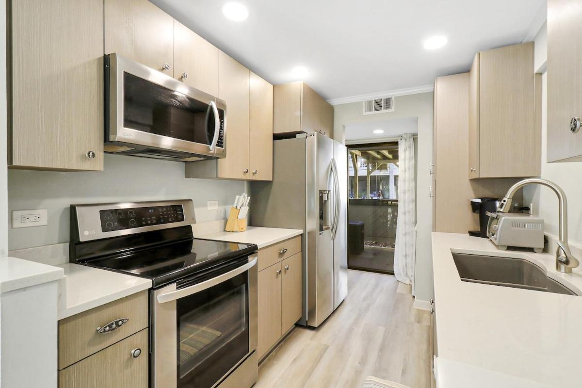 Poolside 2 Bed 2 & One Half Bath-pet Friendly *