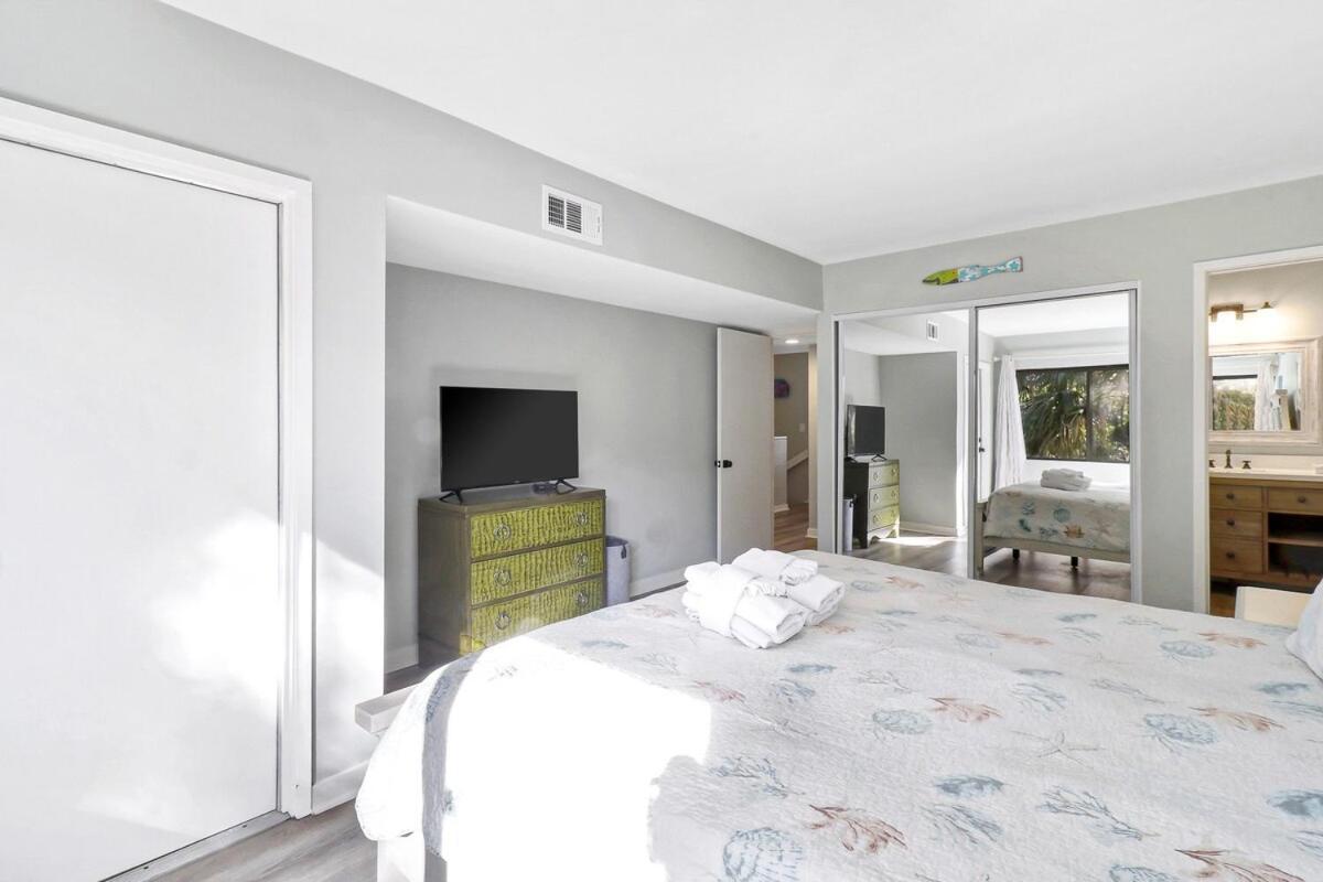 Poolside 2 Bed 2 & One Half Bath-pet Friendly * Hilton Head Island