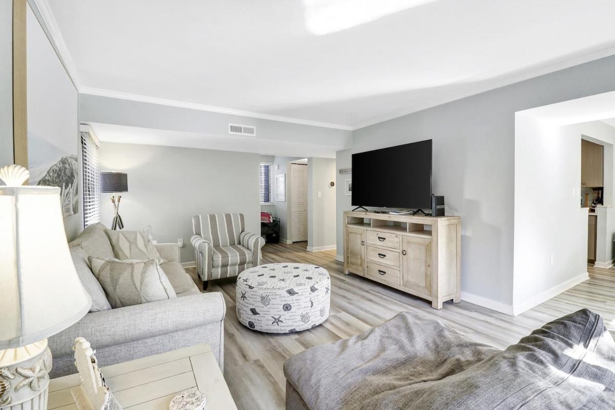 Holiday home Poolside 2 Bed 2 & One Half Bath-pet Friendly *