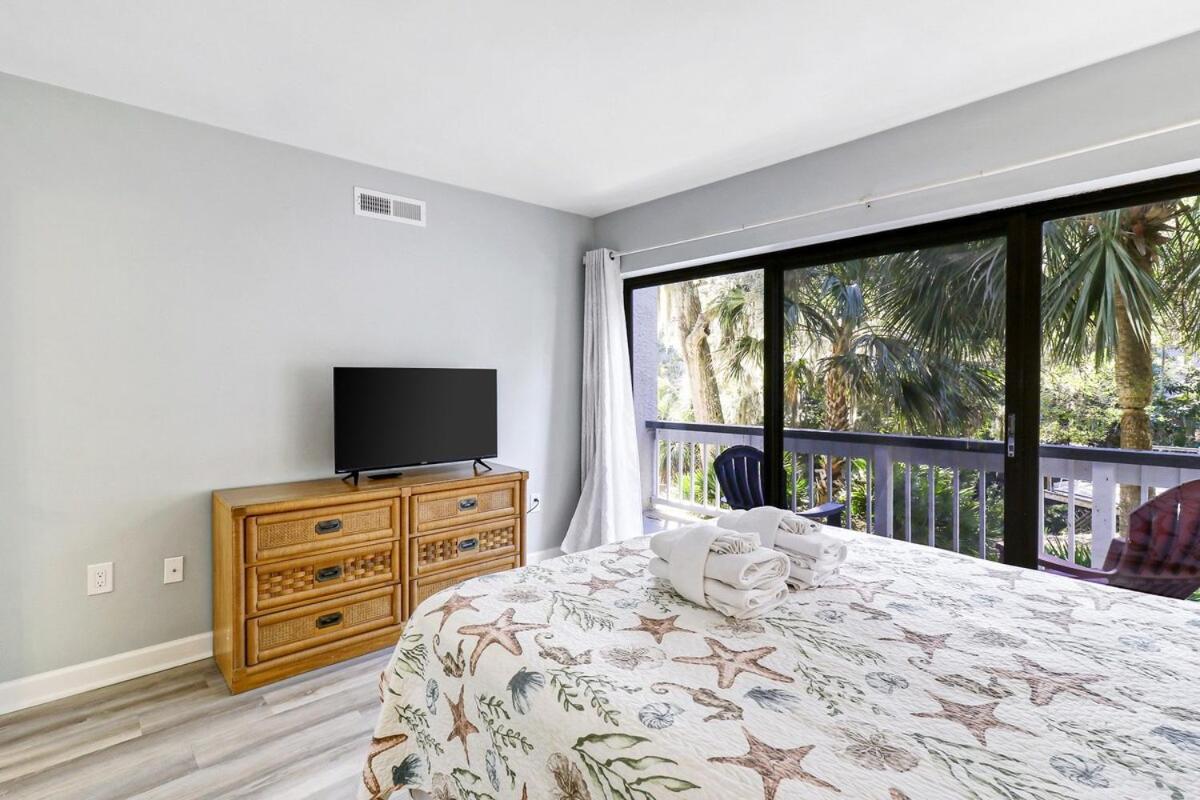 Poolside 2 Bed 2 & One Half Bath-pet Friendly