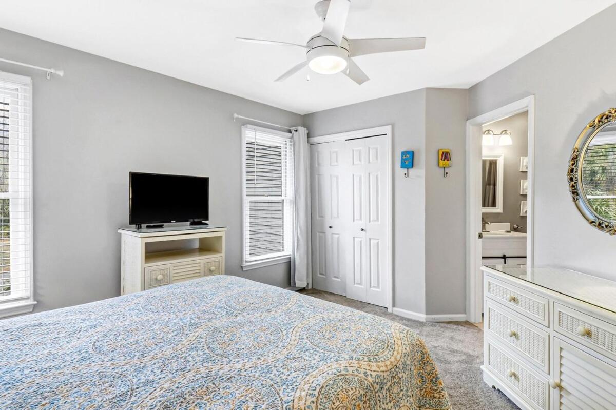 Pet Friendly - Walk To The - Pools Tennis And Holiday home