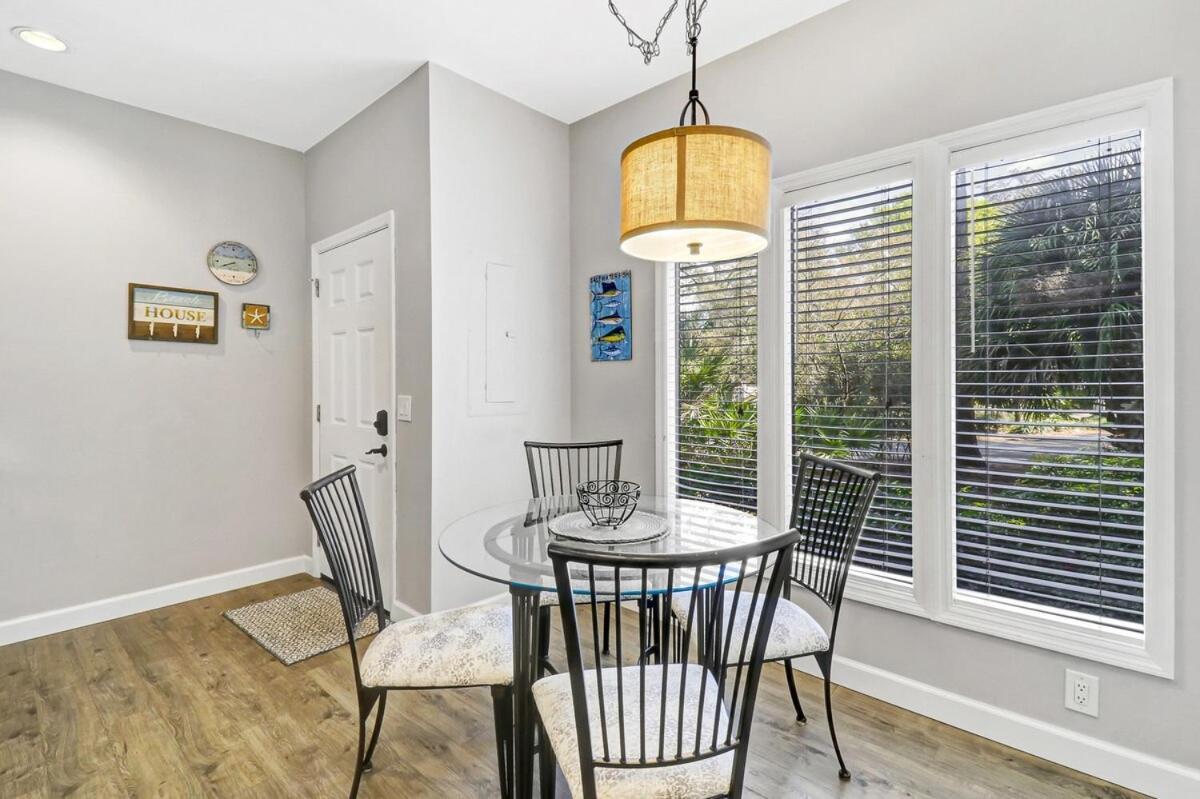 Pet Friendly - Walk To The - Pools Tennis And Holiday home Hilton Head Island