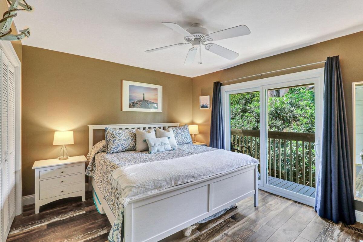 Holiday home Coligny 2 Bd 2 & One Half Bath With Pool-walk To 13cv Hilton Head Island