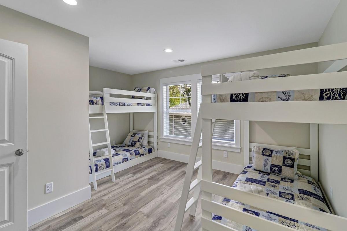 7 Bed 6 And One Half Bath With Private Pool & Private Access *