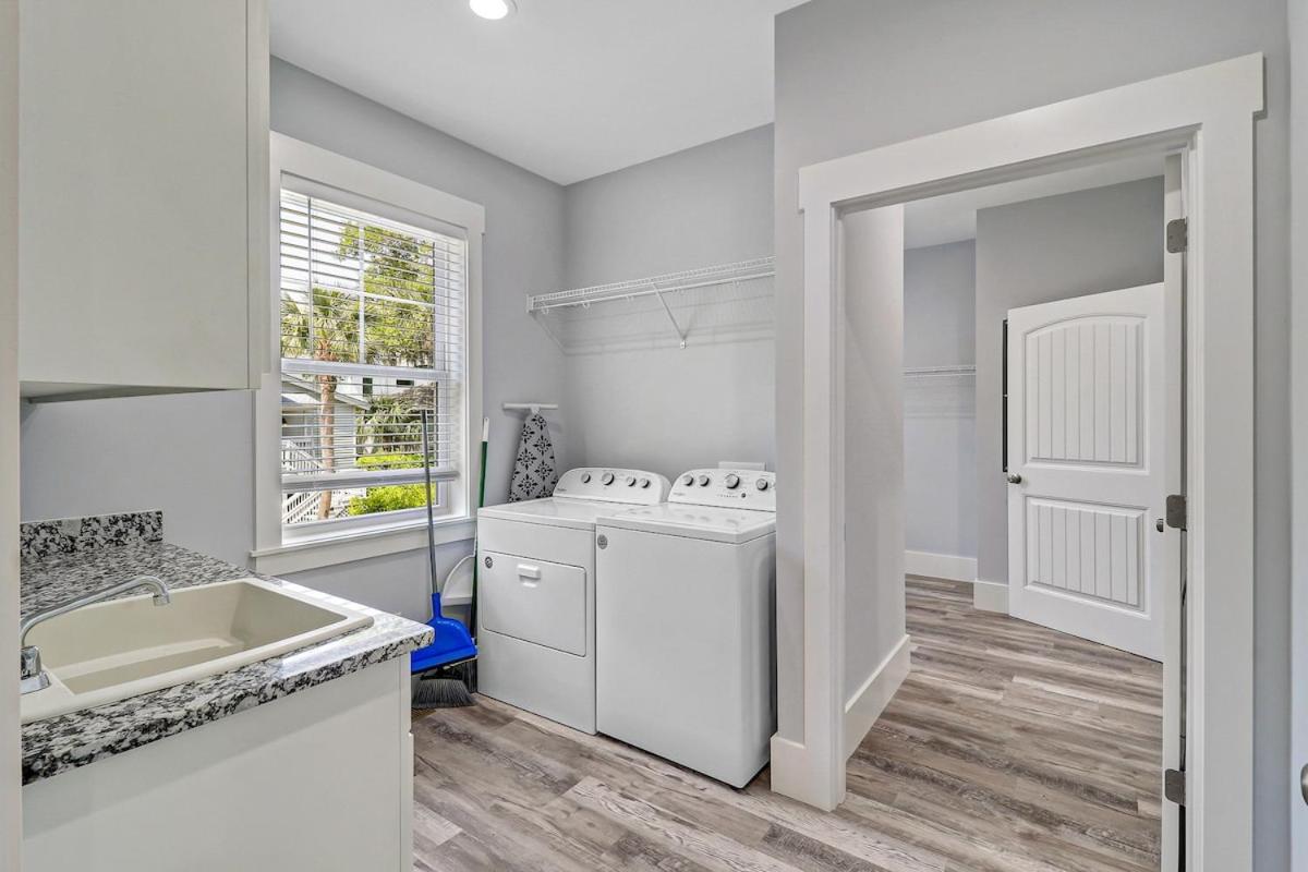 7 Bed 6 And One Half Bath With Private Pool & Private Access Holiday home *