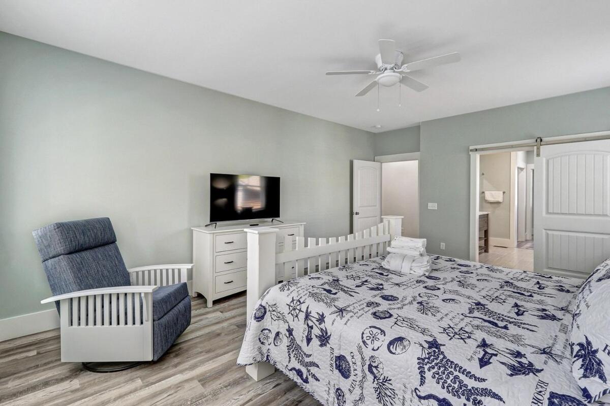 7 Bed 6 And One Half Bath With Private Pool & Private Access *