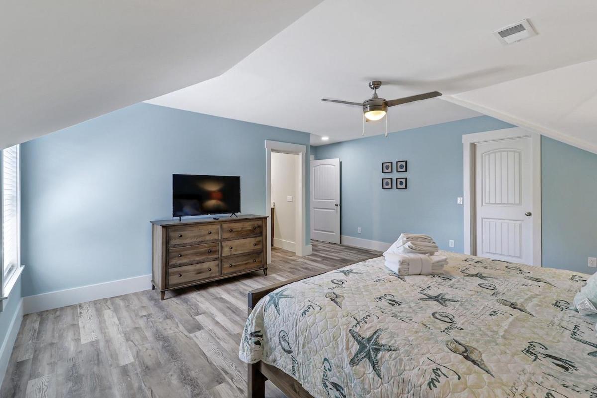 7 Bed 6 And One Half Bath With Private Pool & Private Access *