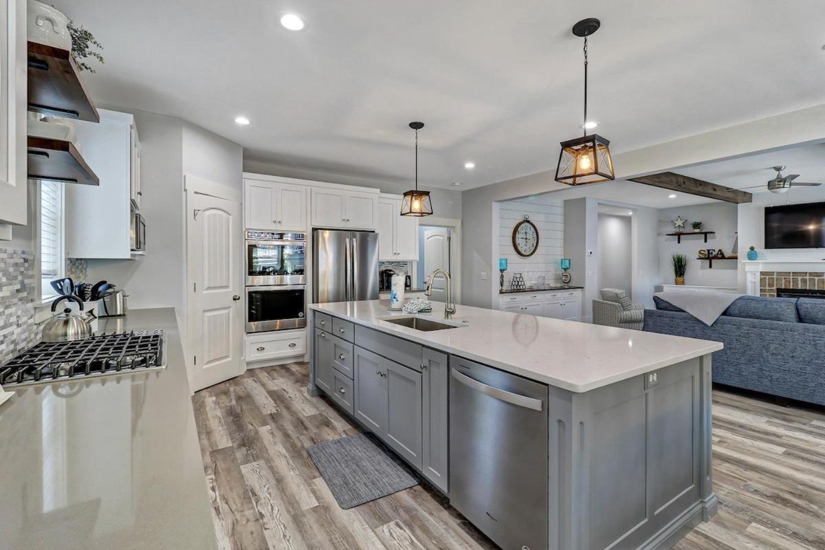 7 Bed 6 And One Half Bath With Private Pool & Private Access