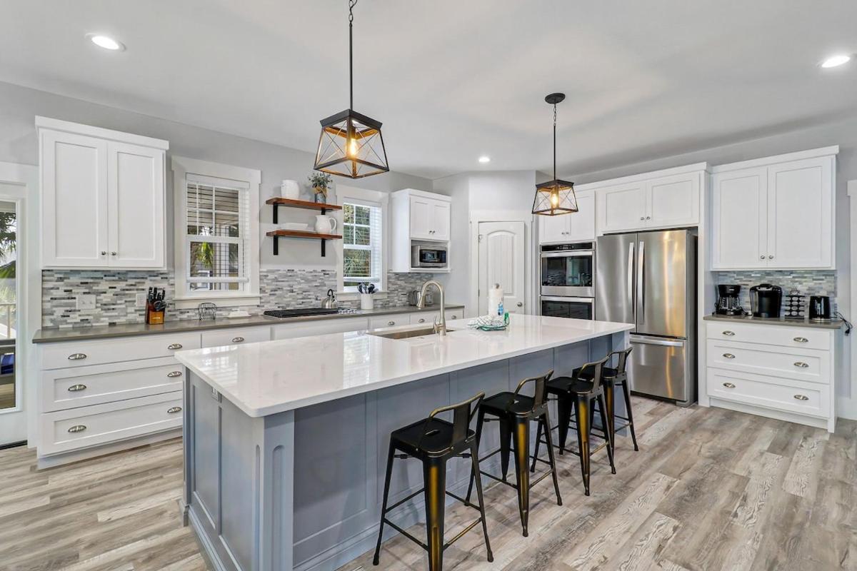 7 Bed 6 And One Half Bath With Private Pool & Private Access *