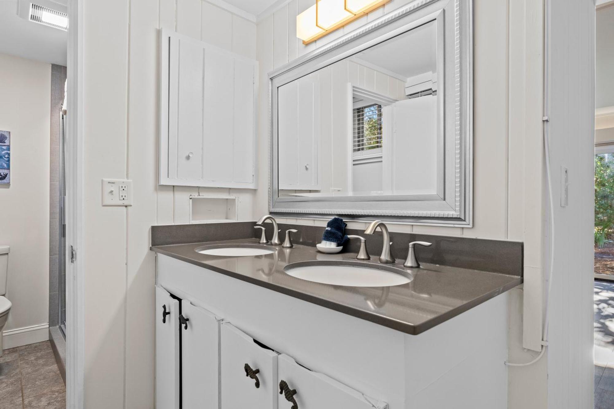 Holiday home Large Oceanfront Pool ~ Classically Updated Historic Beach ~ 2 E. Beach Lagoon *