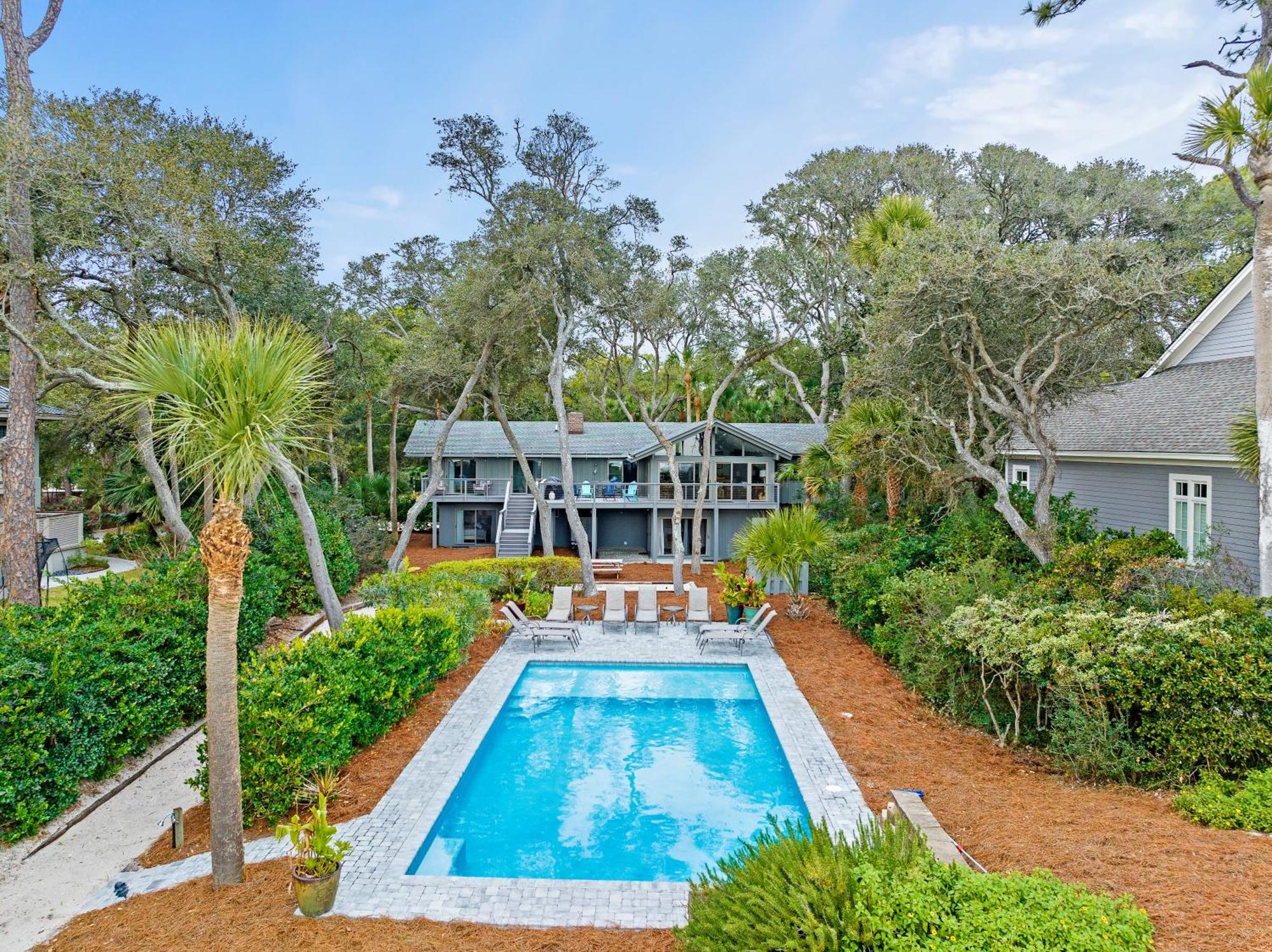 Large Oceanfront Pool ~ Classically Updated Historic Beach ~ 2 E. Beach Lagoon