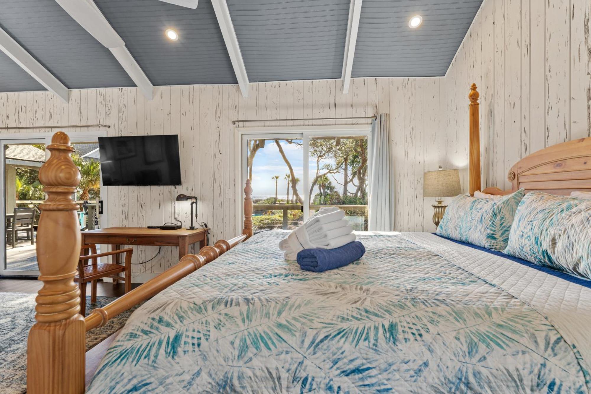 Large Oceanfront Pool ~ Classically Updated Historic Beach ~ 2 E. Beach Lagoon Holiday home *