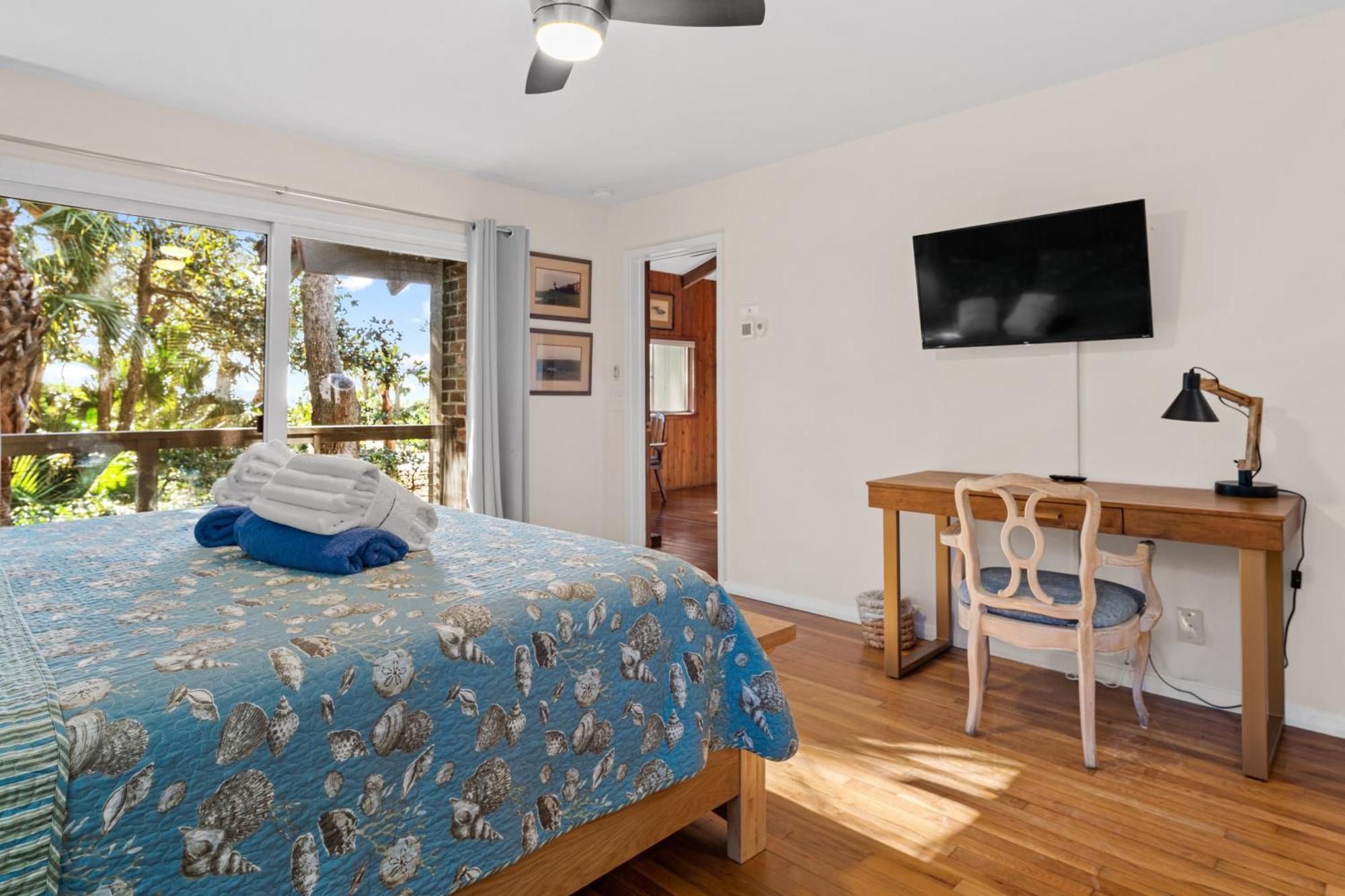 Large Oceanfront Pool ~ Classically Updated Historic Beach ~ 2 E. Beach Lagoon Holiday home