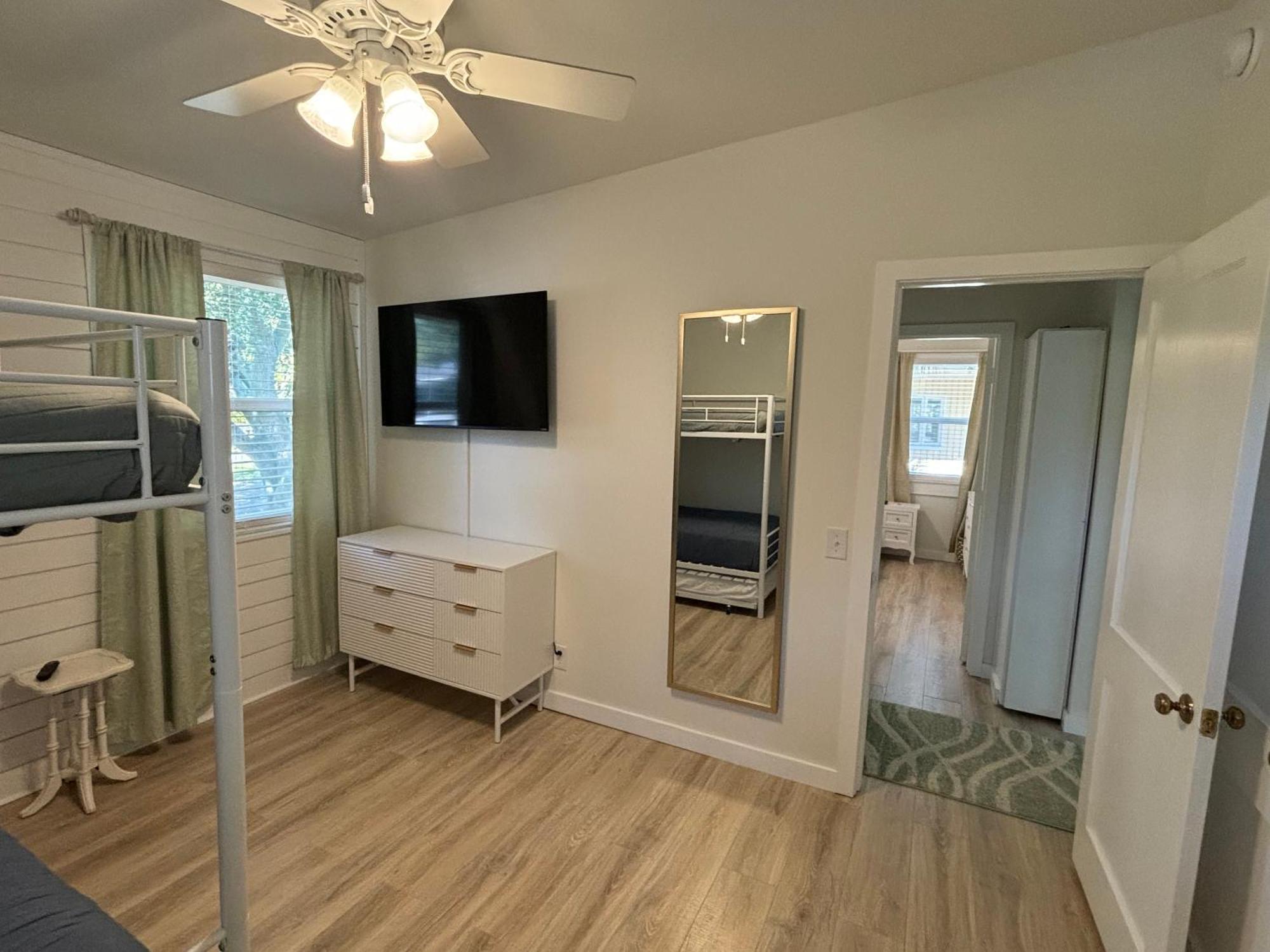 Holiday home Newly Renovated Duplex, Upper Unit, 4th Row From The