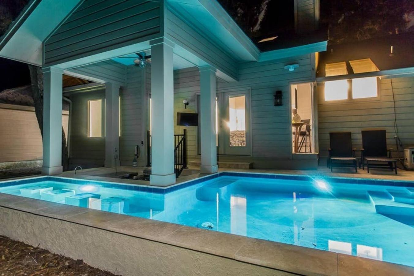 Heated Pool Swim Up Bar Hottub 7min Bike To