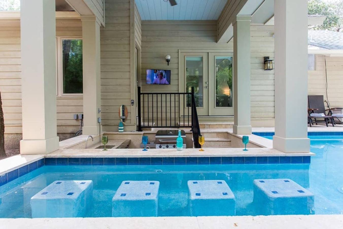 Holiday home Heated Pool Swim Up Bar Hottub 7min Bike To