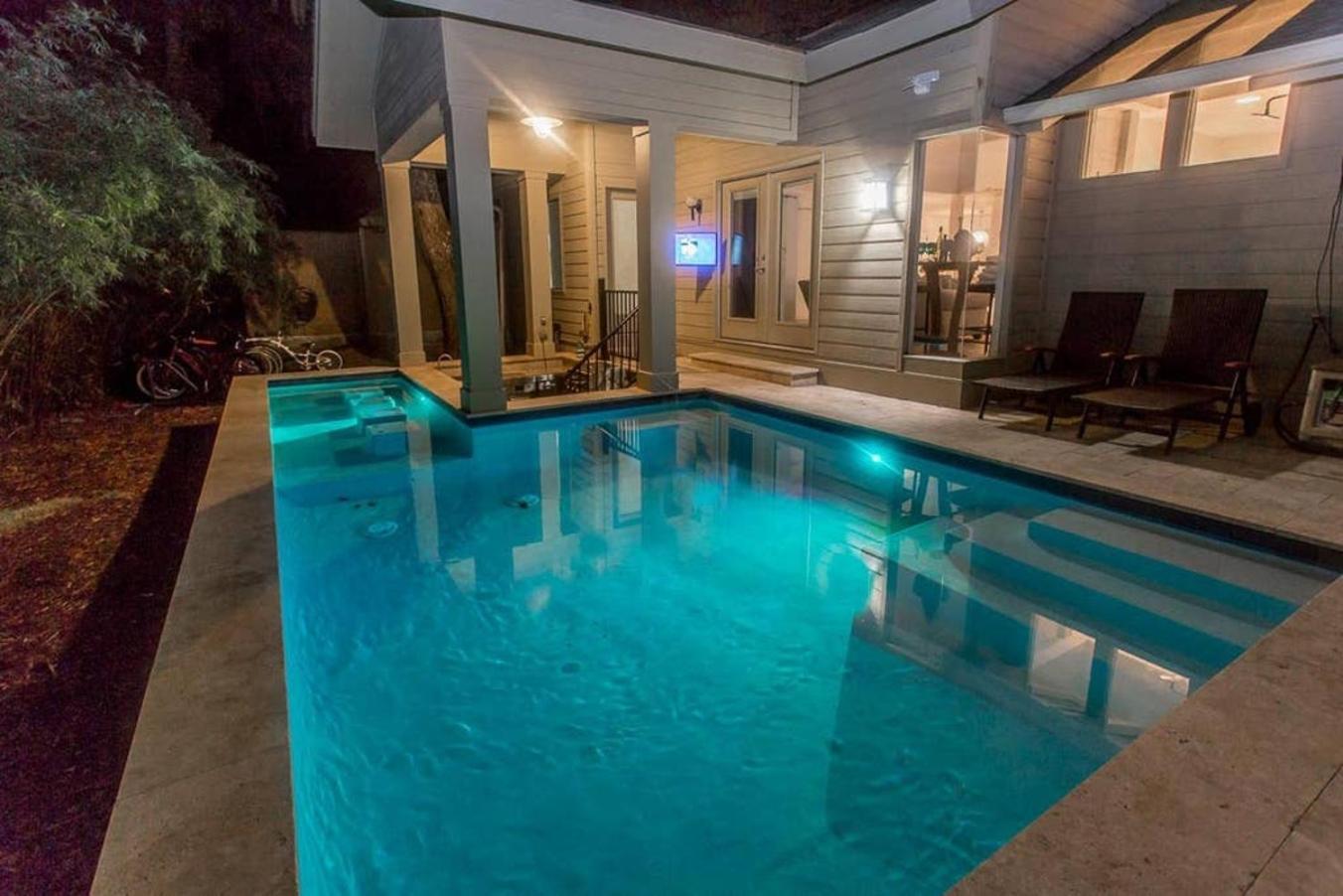 Holiday home Heated Pool Swim Up Bar Hottub 7min Bike To