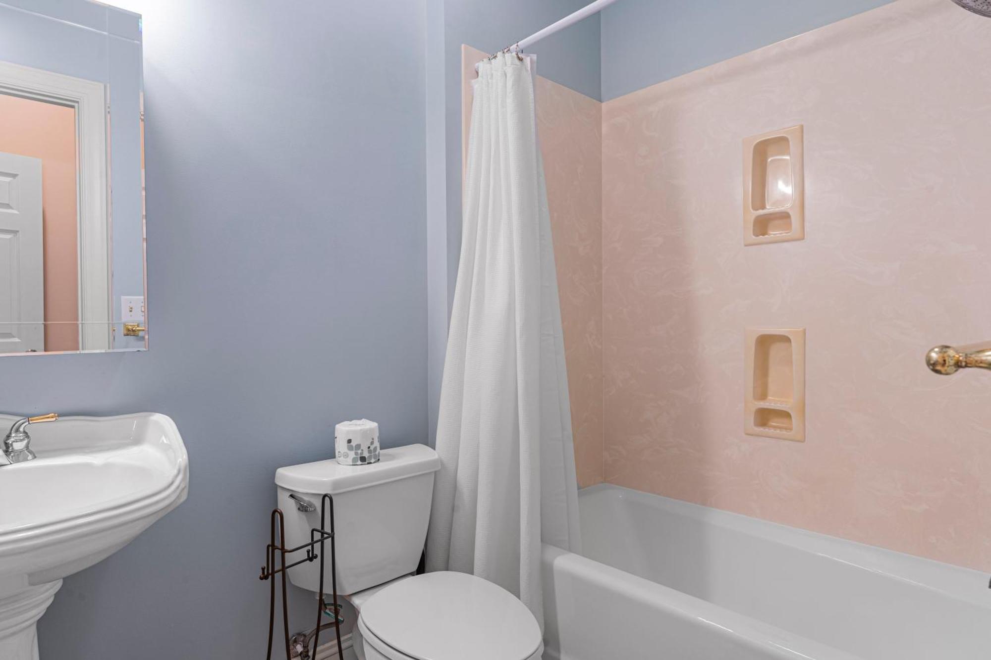 Private Pool - 5 Min Bike Ride To - 4 W Garrison Pl Holiday home *