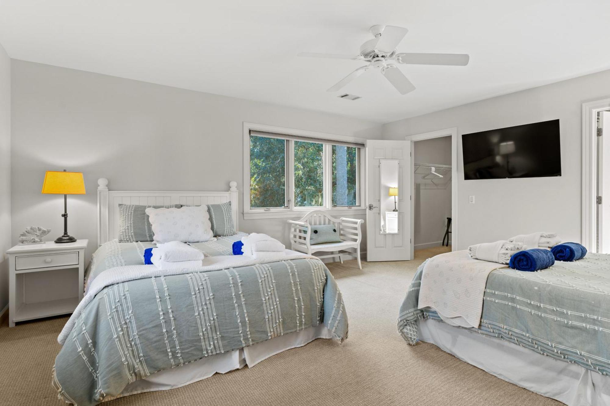 Holiday home New Listing - 3rd Row - Pool - - Golf Course - Lagoon - 8 Lagoon Rd
