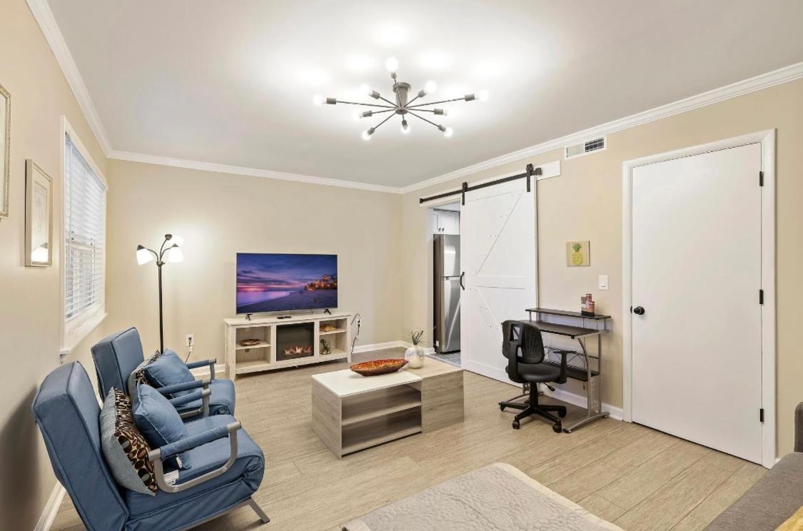 Apartment #81 Beautiful Large 2 Assigned Parking Pool Pet Friendly Near *