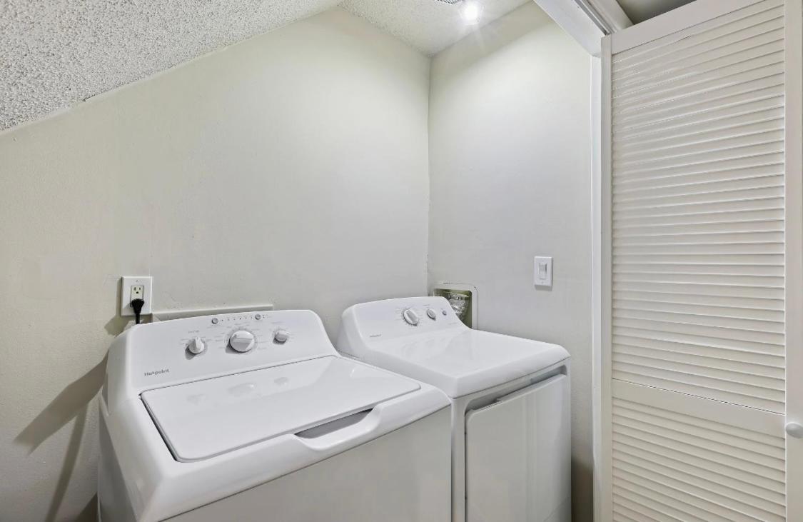 #81 Beautiful Large 2 Assigned Parking Pool Pet Friendly Near
