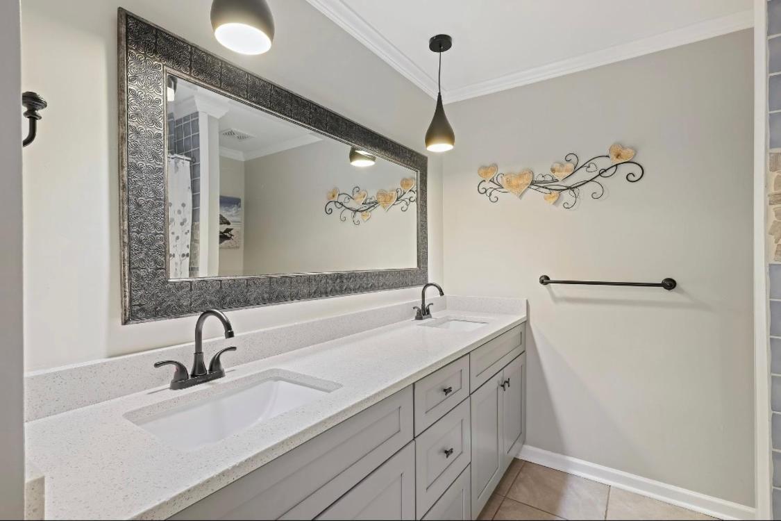 #81 Beautiful Large 2 Assigned Parking Pool Pet Friendly Near Apartment *