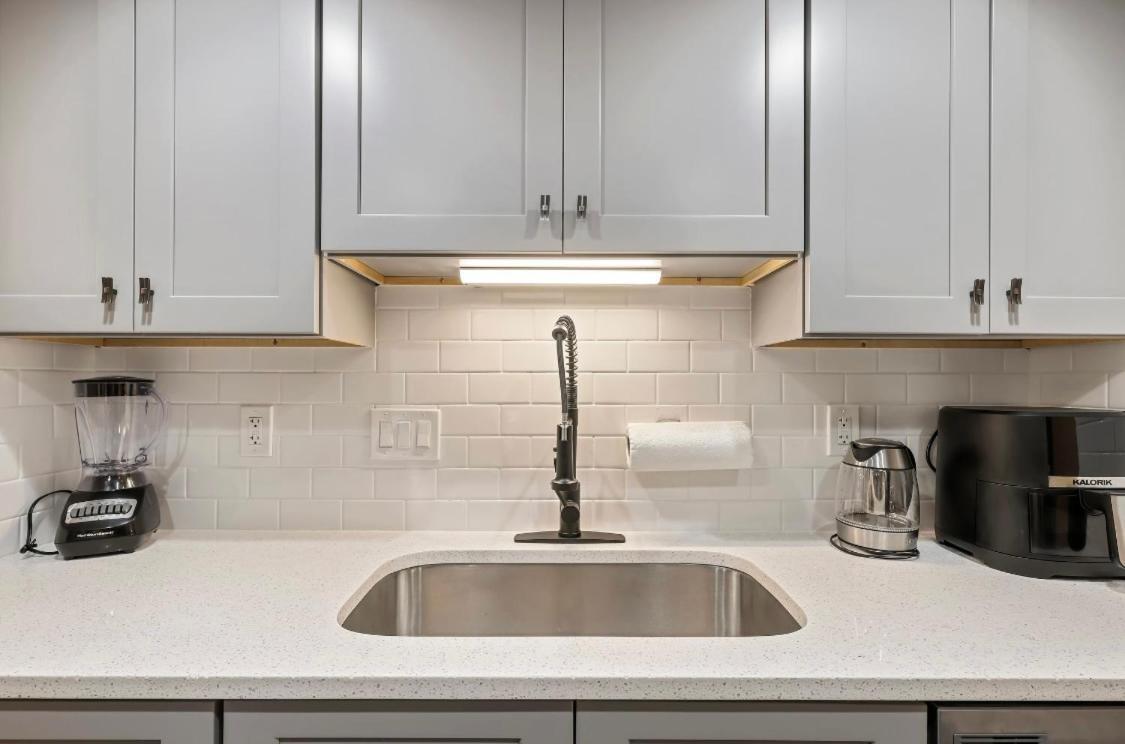 Apartment #81 Beautiful Large 2 Assigned Parking Pool Pet Friendly Near Hilton Head Island