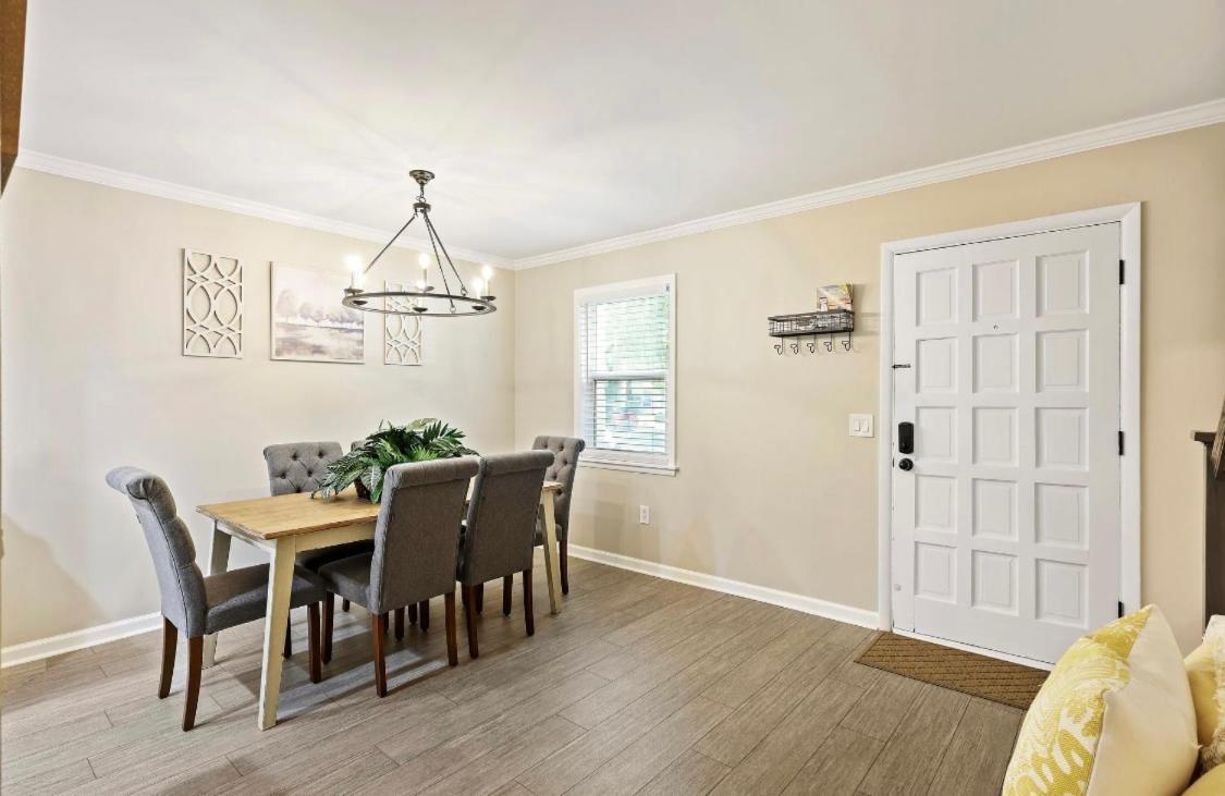 #81 Beautiful Large 2 Assigned Parking Pool Pet Friendly Near