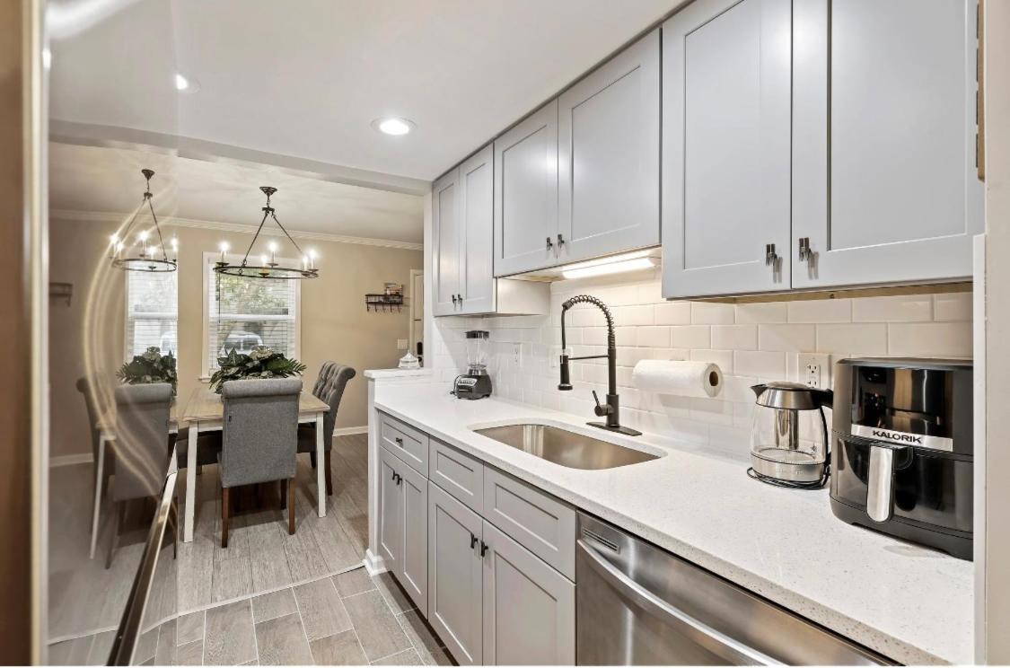 #81 Beautiful Large 2 Assigned Parking Pool Pet Friendly Near Apartment