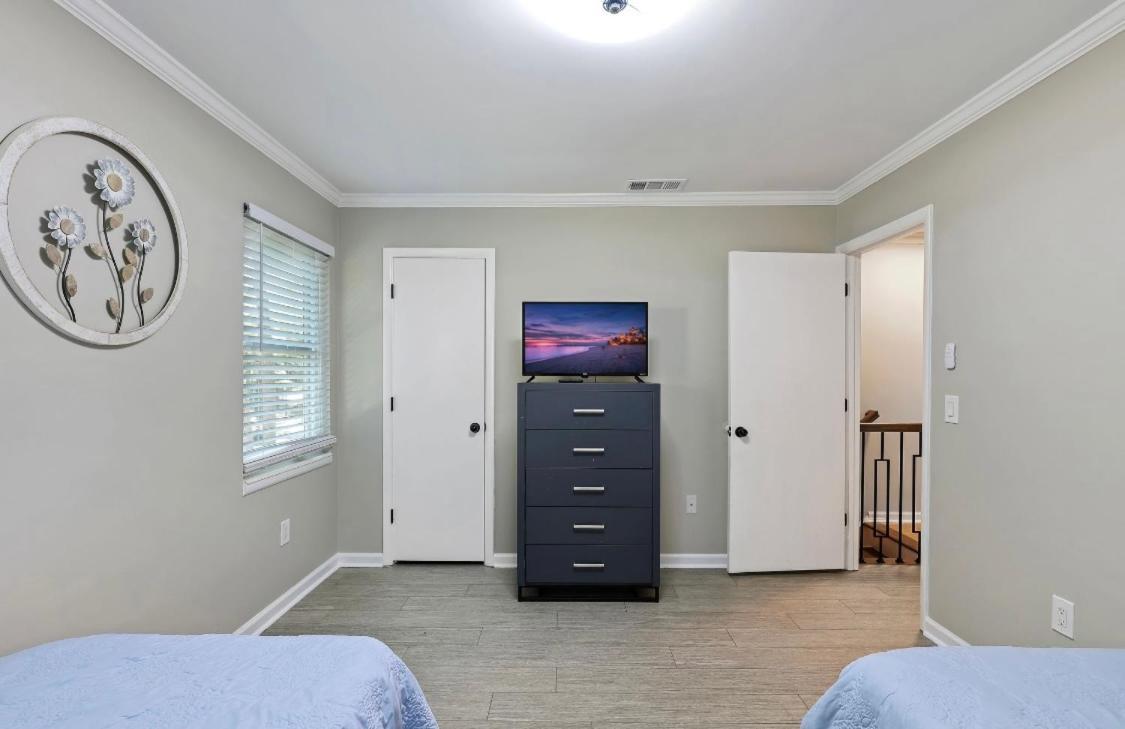 Apartment #81 Beautiful Large 2 Assigned Parking Pool Pet Friendly Near