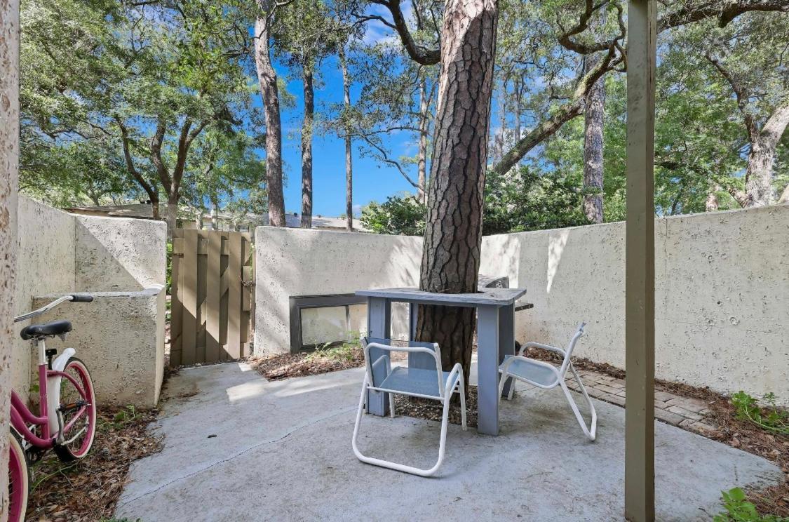 Apartment #81 Beautiful Large 2 Assigned Parking Pool Pet Friendly Near *