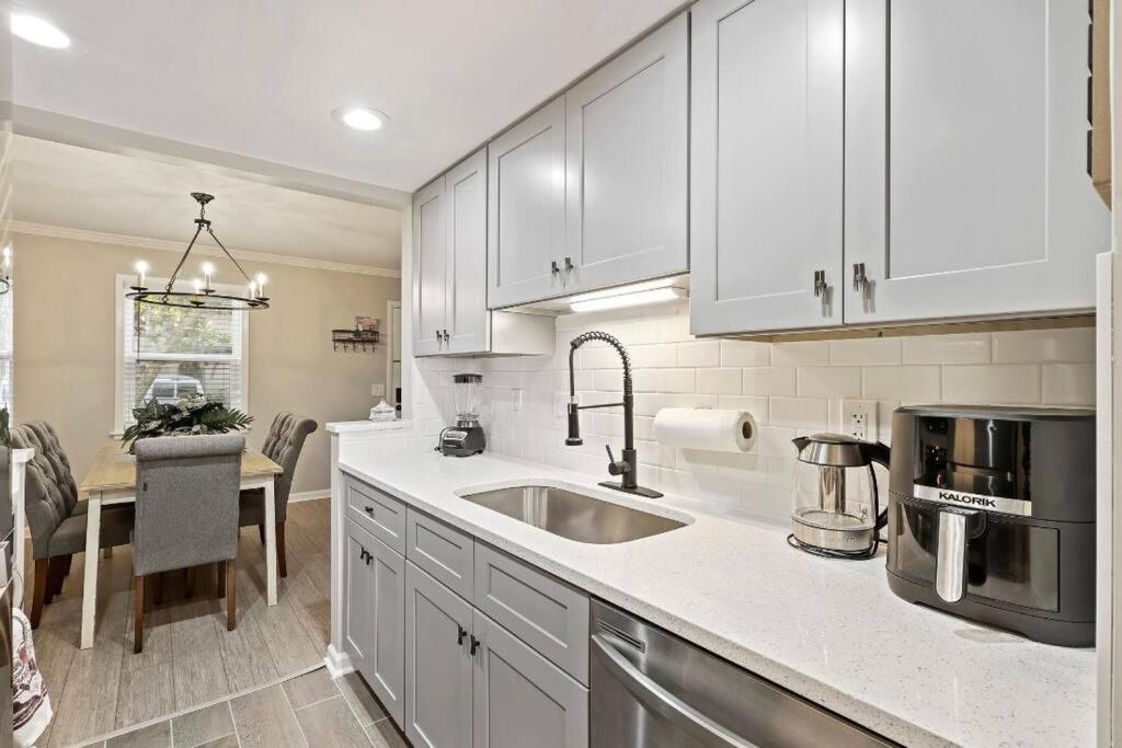 Apartment #81 Beautiful Large 2 Assigned Parking Pool Pet Friendly Near *