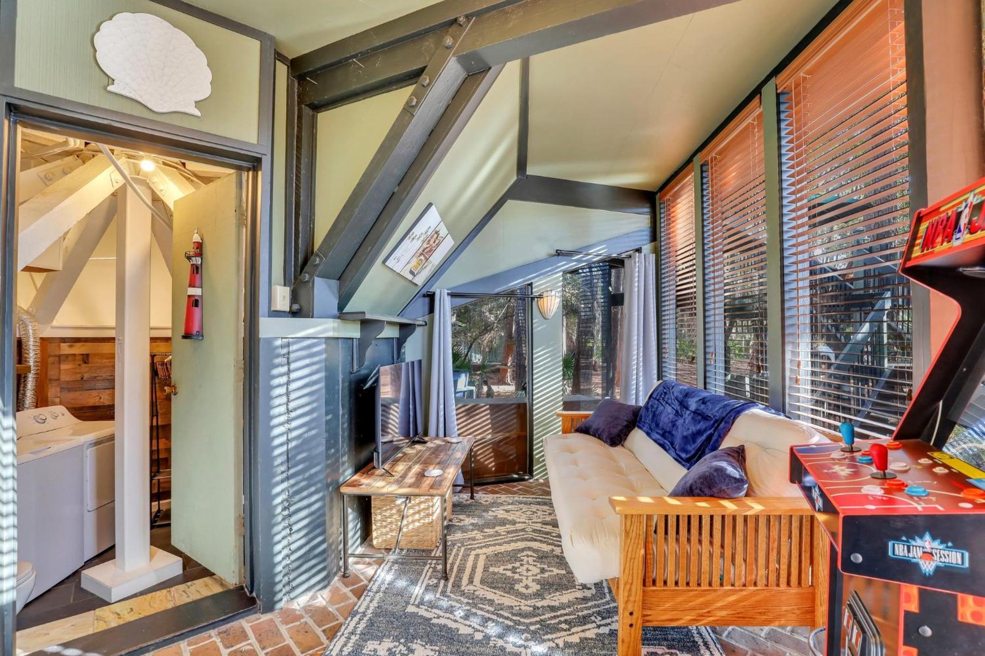 A Magical Treehouse By The Sea! Villa