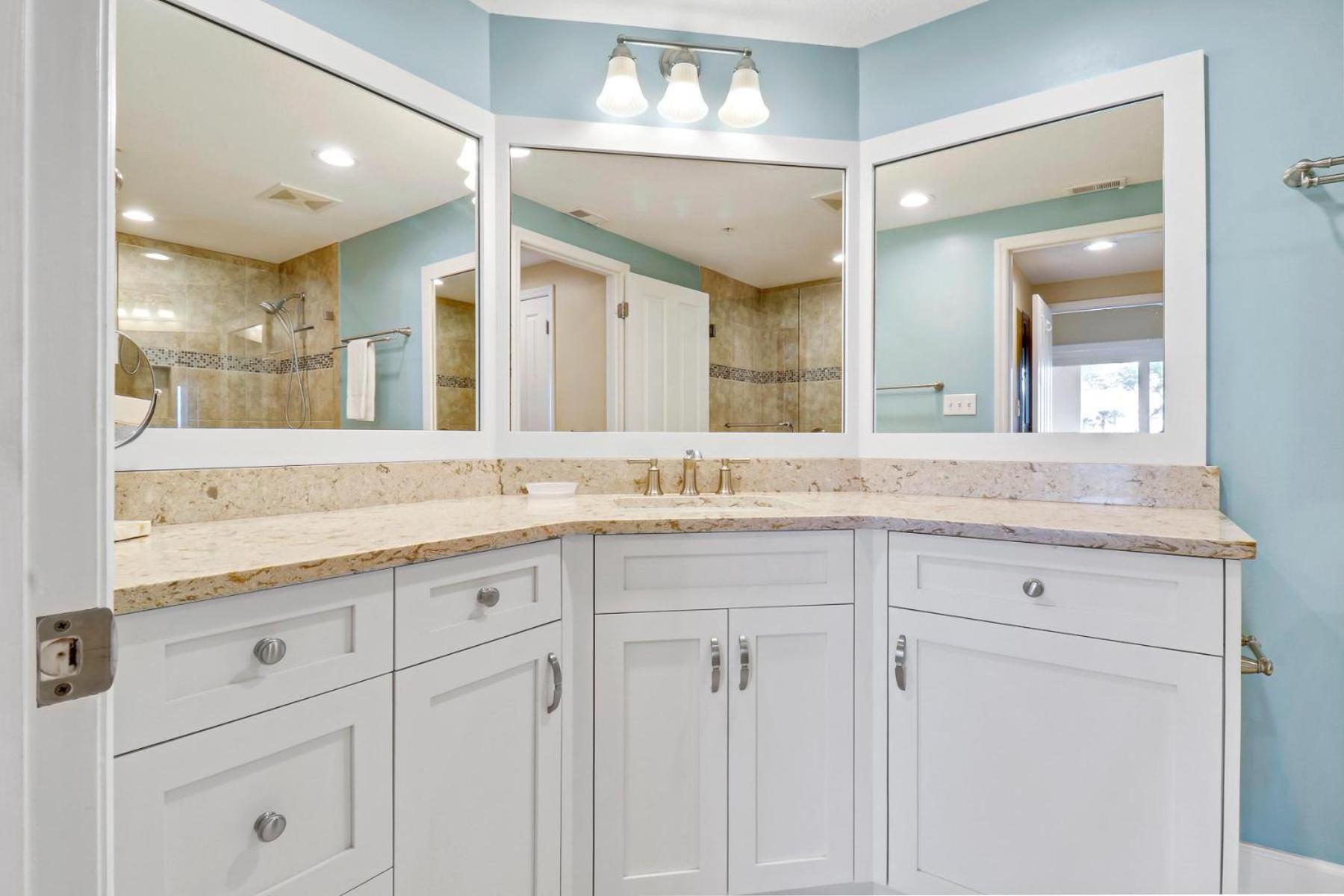Villa 5303 Hampton Place