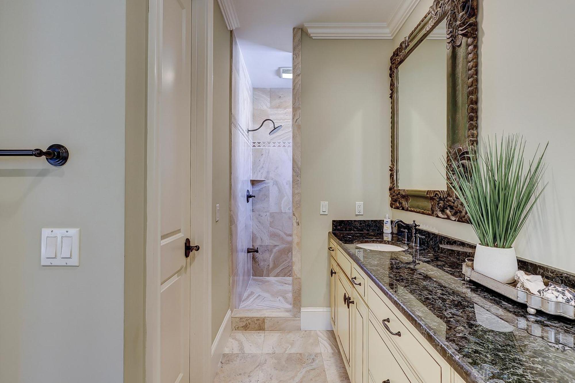 Holiday home New Listing! Luxury 6 Bedroom 8 Ba Private Heated Pool 3 Kings 2 Queens 8 Twins Day Bed Upscale Decor Hilton Head Island
