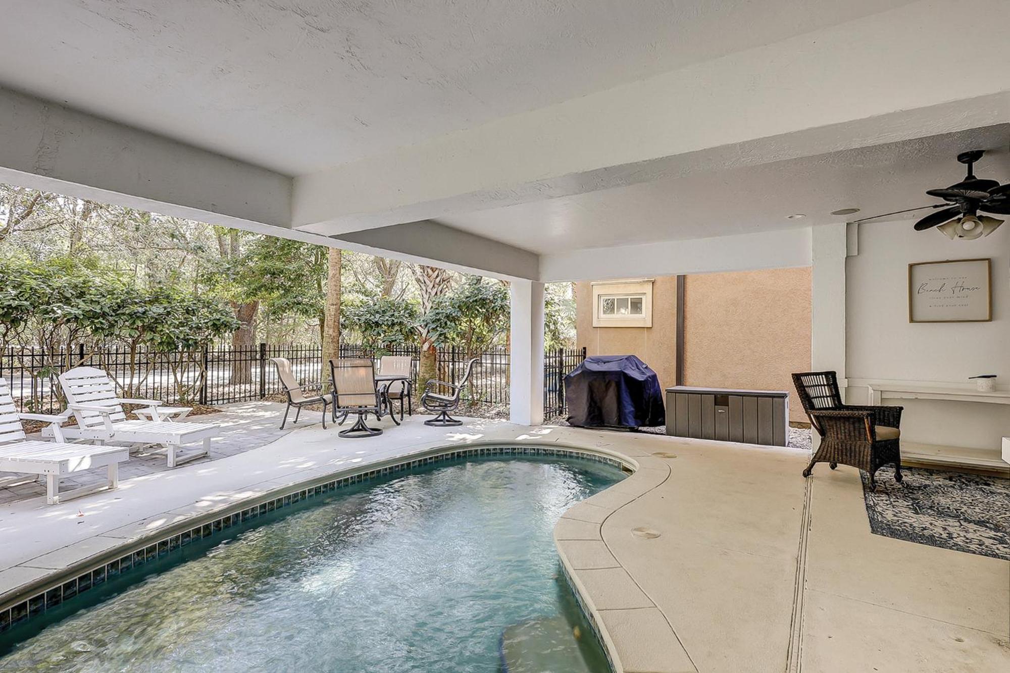 New Listing! Luxury 6 Bedroom 8 Ba Private Heated Pool 3 Kings 2 Queens 8 Twins Day Bed Upscale Decor Hilton Head Island