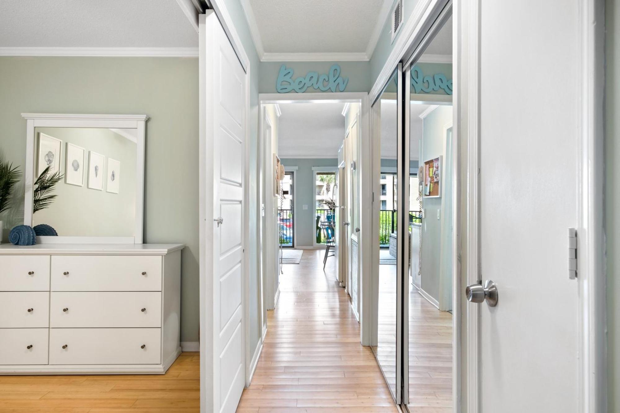 5 Min Walk To The 1st Floor Sleeps 4 *
