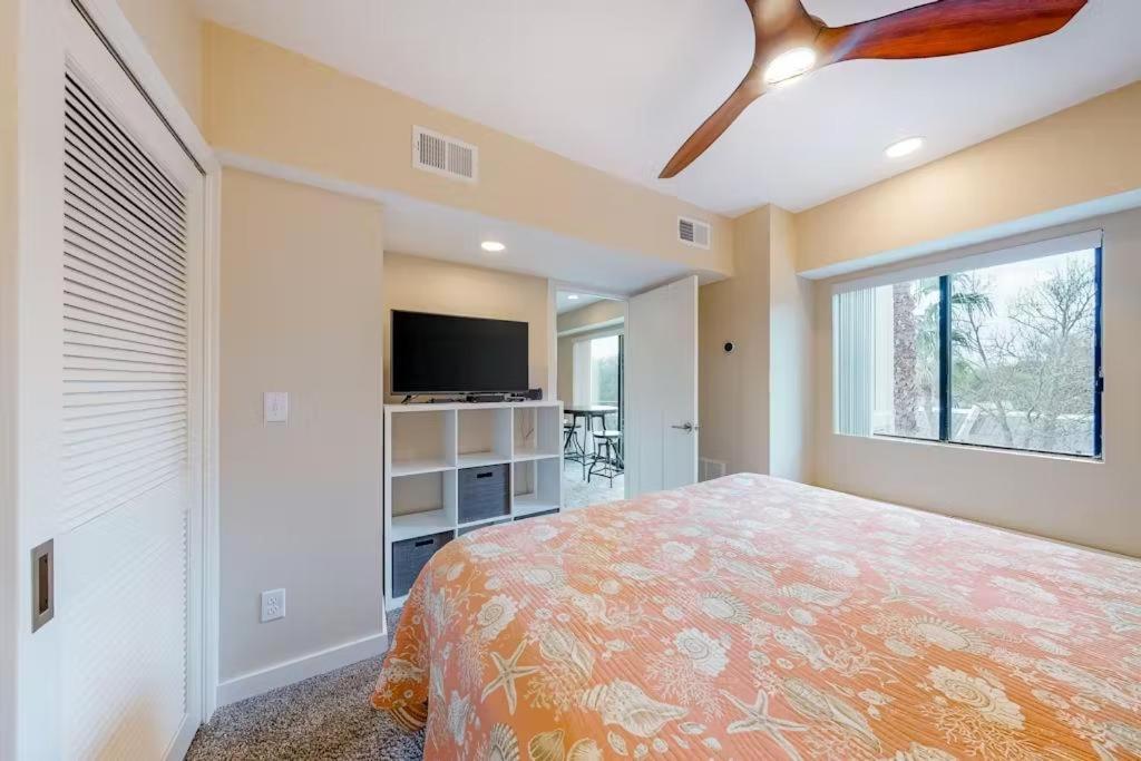 Luxury Updated One Br Walk To The Pool & Free Tennis Walk To 60 Shops & Restaurants *